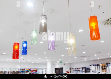 Lampes colorées en magasin Banque D'Images