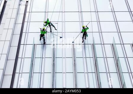 Nettoyage de fenêtres dans un immeuble de bureaux en hauteur, Singapour, Asie, Banque D'Images