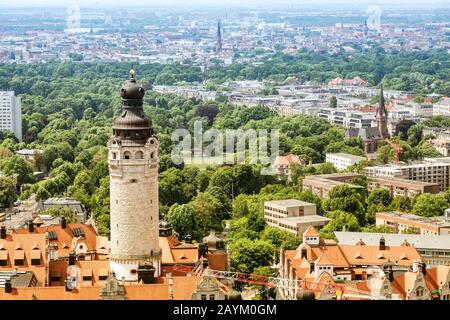 Vue aérienne sur l'hôtel de ville ou le nouvel hôtel de ville de Rathaus et le paysage urbain de Leipzig Banque D'Images