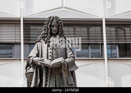 22 MAI 2018, LEIPZIG, ALLEMAGNE : monument à Gottfried Wilhelm Leibniz, scientifique et philosophe allemand. L'éducation à Leipzig concept Banque D'Images