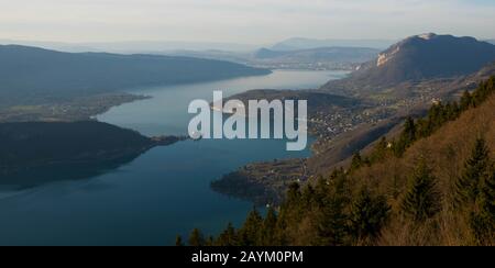 Vue du col de forclaz au lac d'annecy dans les alpes françaises Banque D'Images