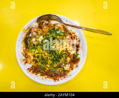 Cuisine Indienne Célèbre Raj Kachori Chaat ,/ Samosa Chaat. Banque D'Images