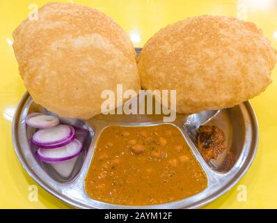 Chole Bhture est Une Célèbre combinaison de plats indiens de chana masala et de bhatura, un pain frit fait de maida. Banque D'Images