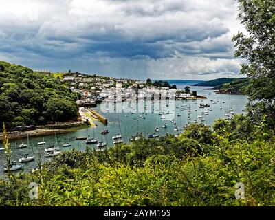 La promenade Hall relie Fowey et Polruan en Cornouailles et est d'une beauté exceptionnelle à travers les bois et le ruisseau et englobe les eaux vertes de Pont Pills Banque D'Images