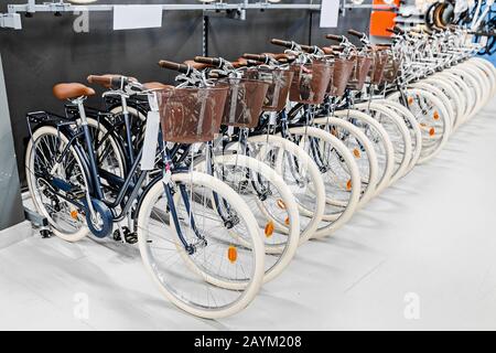 Magasin de vélos, rangées de nouvelles motos de ville à vendre Banque D'Images