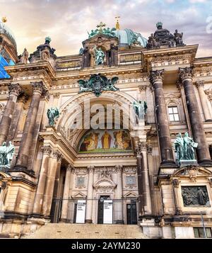 Architecture du principal monument et symbole de Berlin - cathédrale Berliner Dom sur l'île des musées Banque D'Images