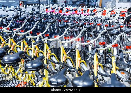 17 MAI 2018, BERLIN, ALLEMAGNE: Rangée de vélos à louer ou à vendre Banque D'Images