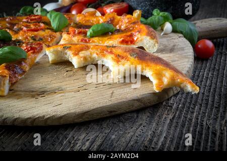 pizza maison margherita avec mozzarella, basilic et tomates, mordre Banque D'Images