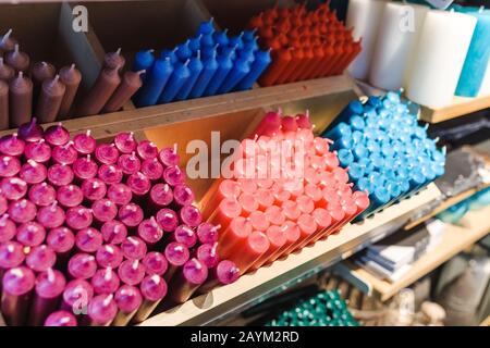 Bougies colorées aromatiques dans un magasin de bougies Banque D'Images