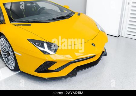 17 MAI 2018, BERLIN, ALLEMAGNE: Lamborghini Aventador S voiture de sport vue rapprochée en salon d'auto Banque D'Images