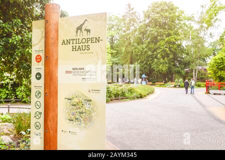 18 MAI 2018, BERLIN, ALLEMAGNE: Panneau d'information pour les visiteurs pointeur vers les destinations touristiques dans le zoo de Berlin Banque D'Images