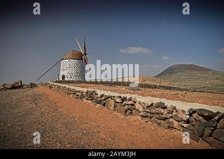 Moulin à vent espagnol traditionnel à la Oliva, Fuerteventura dans le paysage rural volcanique. Ciel bleu et nuages. Banque D'Images