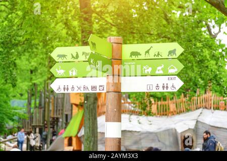 18 MAI 2018, BERLIN, ALLEMAGNE: Panneau d'information pour les visiteurs pointeur vers les destinations touristiques dans le zoo de Berlin Banque D'Images