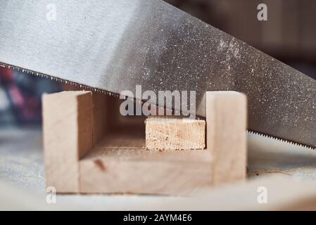 Procédé de sciage de planche en bois. Concept de bricolage et de fabrication de meubles Banque D'Images
