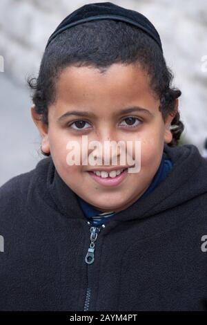 Jérusalem, ISRAËL - 15 MARS 2006: Carnaval Purim dans le célèbre quartier ultra-orthodoxe de Jérusalem - Mea Shearim. Portrait d'un garçon enfants Banque D'Images