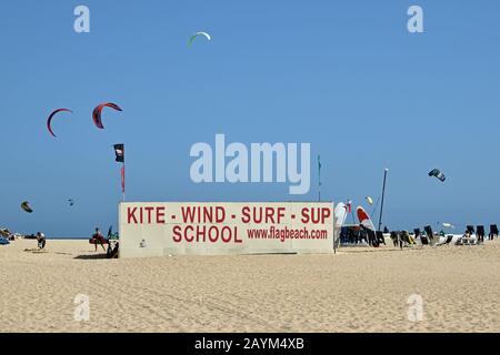 École de surf sur la plage de Corralejo, Fuerteventura Banque D'Images