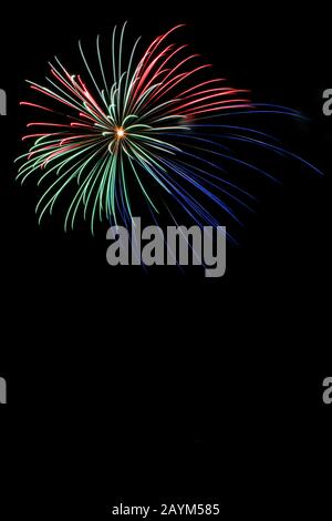 Feux d'artifice de la Saint-Sylvestre. Beaucoup de copyspace. Banque D'Images