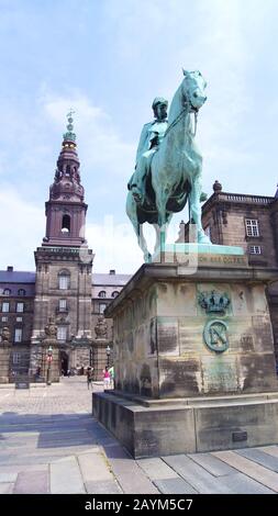 Copenhague, DANEMARK - 6 JUILLET 2015 : palais de Christiansborg et statue du roi Christian IX. Célèbre monument de la capitale danoise. Le siège du parlement sur Banque D'Images