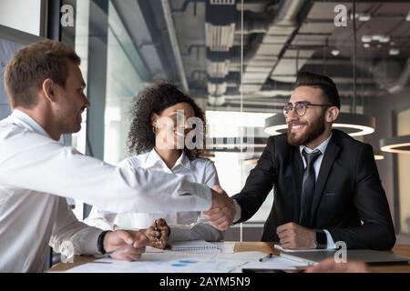 Les hommes d'affaires européens et arabes se serrent les mains pour terminer les négociations réussies Banque D'Images