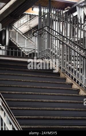 Chaîne mythique d'escaliers depuis le métro de Paris à la gare de Stalingrad Banque D'Images