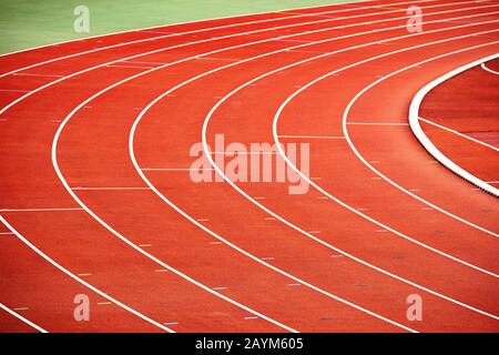 Piste de course pour la course sur le stade de gros plan clair sur le tour Banque D'Images