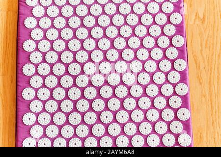 Tapis de massage avec petites épines et aiguilles près Banque D'Images