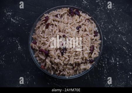 Top view of a pot with moros and cristianos also known as congri rice or gallo pinto at latin america Banque D'Images