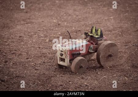 Vieux tracteur jouet en bois fait avec des matériaux recyclables.Pour atteindre la joie d'un enfant parfois vous avez seulement besoin de quelques compétences manuelles et de l'imagination. Banque D'Images