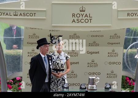 Quatrième Jour, Royal Ascot, Ascot, Berkshire, Royaume-Uni. 23 juin 2017. ITV Ce Matin, les présentateurs de télévision Phillip Schofield et Holly Willoughby présentent les propriétaires et les formateurs gagnants des King Edward VII Sprend avec leurs prix. La course a été gagnée par le jockey Adam Kirby sur le cheval Permian. Crédit : Maureen Mclean/Alay Banque D'Images