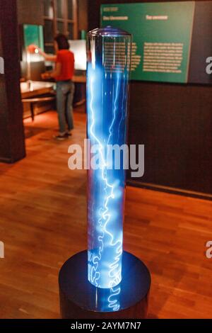 Berlin, ALLEMAGNE - 19 MAI 2018: Visiteur de la femme regardant l'expérience De lampe plasma Colorée dans le musée de physique Banque D'Images