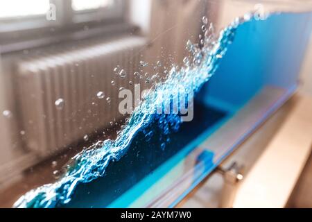 Une expérience physique avec un liquide et des vagues Banque D'Images