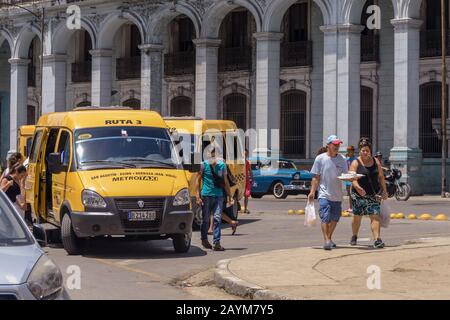 La Havane, Cuba, 6 Juillet 2019. Service de taxi de métro à la Havane Cuba. Des taxis orange à la vieille Havane Banque D'Images