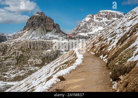 Sentier de randonnée autour de la formation de roches Drei Zinnen (allemand), Tre Cime di Lavaredo (italien), cabane de montagne 'drei Zinnen' et montagne paternkofel dans la ba Banque D'Images