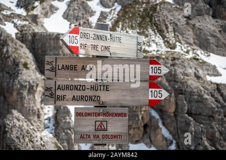 Enseigne sur le sentier de randonnée autour de la Drei Zinnen ou Trois Pics, Dolomites Tyrol du Sud, province, Trentino-Alto Adige, Italie Banque D'Images