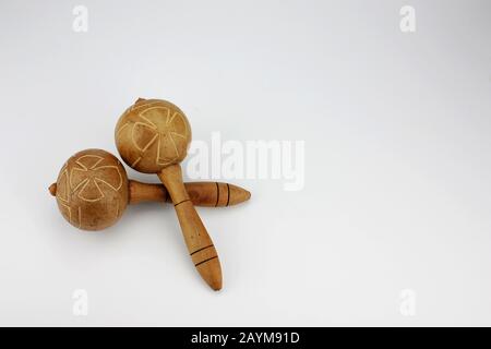 Deux maracas isolés sur fond blanc. Largement utilisé dans la musique folklorique de danse latine de l'influence cubaine et dans le folklore lalanero vénézuélien-colombien. Banque D'Images