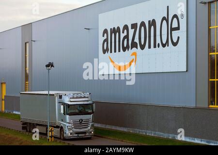 Camion au centre logistique d'amazon, l'un des plus grands sites d'Europe, Allemagne, Rhénanie-du-Nord-Westphalie, région de la Ruhr, Rheinberg Banque D'Images