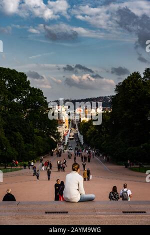 Éditorial 08.31.2019 Oslo Norway Girl assise sur les steeps à la Caste du roi et regardant vers le bas la longue rue Karl Johans Banque D'Images