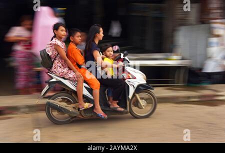 Quatre personnes sur la même moto dans la vieille ville, Thaïlande, Phuket Banque D'Images