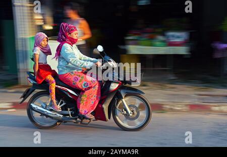 Mère moto d'équitation avec sa fille, Thaïlande, Kho Yoa Noi Banque D'Images