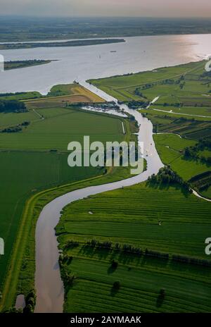 Paysage fluvial à la Krueckau, Elbe et îles en arrière-plan, vue aérienne, Allemagne, Schleswig-Holstein Banque D'Images