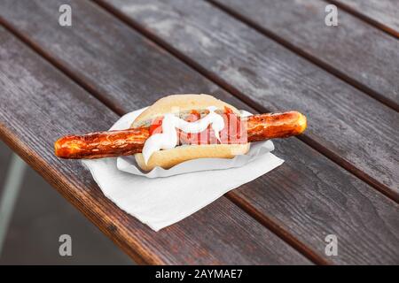 saucisses de bratwurst grillées avec pain sur la table Banque D'Images