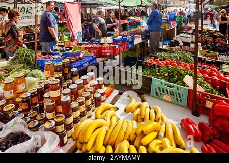 Marché dans la vieille ville de Pollença, Espagne, Iles Baléares, Majorque, Pollenca Banque D'Images