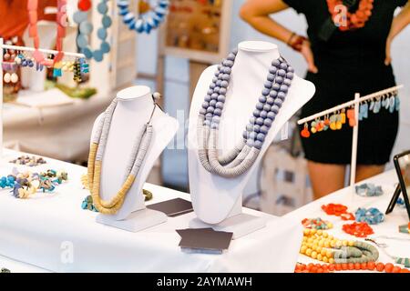 Collier bijouterie sur le marché aux puces de la rue Banque D'Images