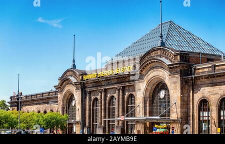 Dresde, ALLEMAGNE, 20 MAI 2018 : façade de la gare centrale et de la gare routière Hauptbahnhof dans la capitale saxonne. Banque D'Images