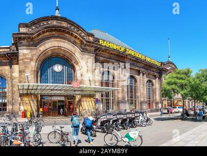 Dresde, ALLEMAGNE, 20 MAI 2018 : façade de la gare centrale et de la gare routière Hauptbahnhof dans la capitale saxonne. Banque D'Images