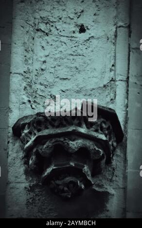 Décaissement de la pierre à l'extérieur d'une ancienne église en France Banque D'Images