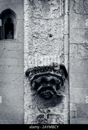 Décaissement de la pierre à l'extérieur d'une ancienne église en France Banque D'Images