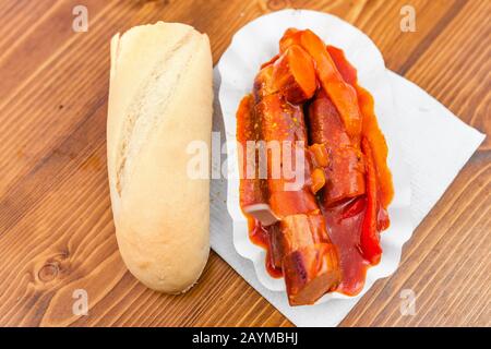 Cuisine traditionnelle allemande de rue curry wurst saucisse Banque D'Images