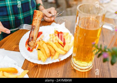 Curry wurst saucisses avec bière sur la table dans le restaurant extérieur Banque D'Images