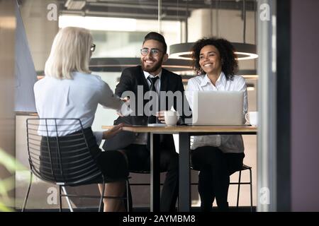 Le responsable RH arabe salue la vue arrière des femmes âgées Banque D'Images